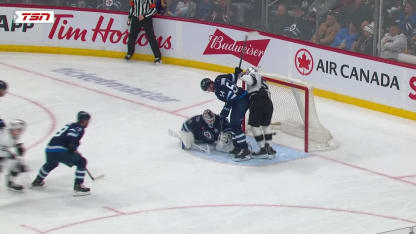 Byfield fait dévier le tir de Ward