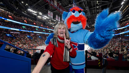 Un premier tatouage à 82 ans pendant un match des Canadiens