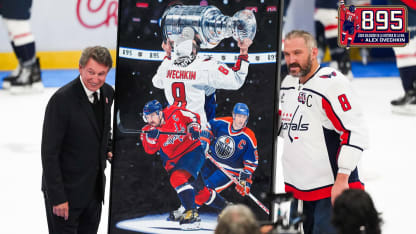 Regalan una pintura a Alex Ovechkin por romper el récord