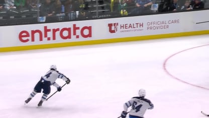 Connor enfile l'aiguille contre Vejmelka