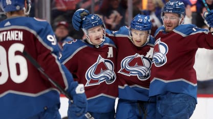 MacKinnon se viste de héroe