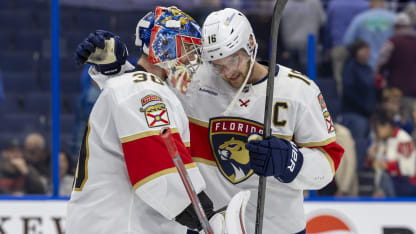 Panthers despachan a sus rivales de Tampa Bay con dos goles en desventaja numérica