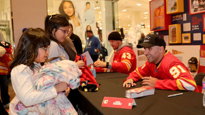 Photo Gallery - CrossIron Mills Autograph Session - 23.10.26