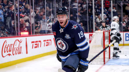 Toews cleans up the crease