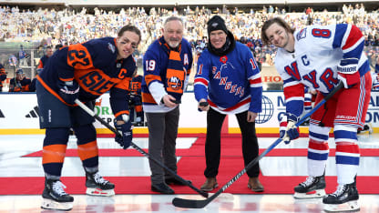 Messier et Trottier font la mise au jeu protocolaire