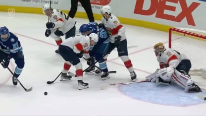 Girgensons étire les bras et marque du revers