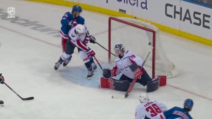 Cuylle redirige avec son patin derrière Lindgren