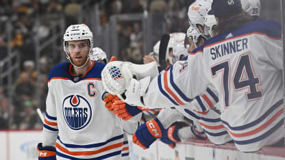 Connor McDavid de los Edmonton Oilers tiene una jornada brillante