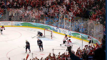 Crosby celebrates in corner 2010 Olympics