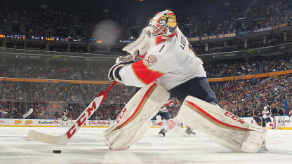 Luongo__plays_the_puck_FLAvsBUF