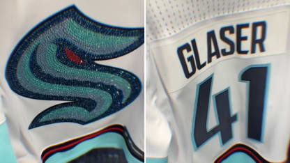 Jessica Campbell présente Nikki Glaser à la foule de Seattle