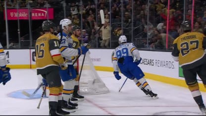 Theodore trouve la lucarne derrière Binnington