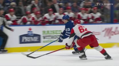 Nylander s'échappe et déculotte Bussi