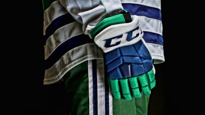 Whalers_Jersey_Details_Gloves_1