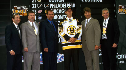 Boynton_Nick_1999NHLDraft_PodiumwBettman-Bradley-Burns-Bourque-O'Connell