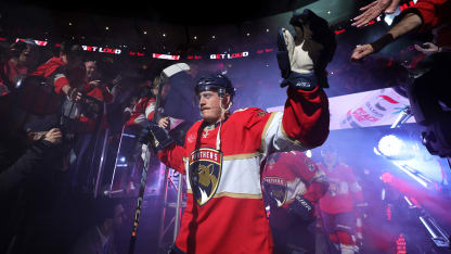 Nico Sturm exklusiv ueber Faceoffs Reisen Barkov und den Platz in der Kabine