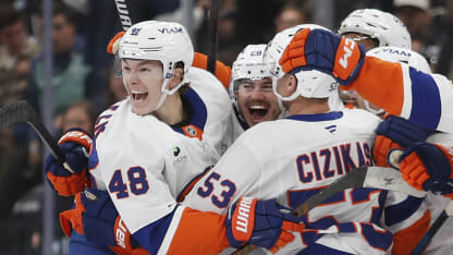 Schaefer v predĺžení spasil Islanders 