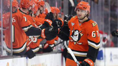 Gauthier takes early lead, extends goal streak