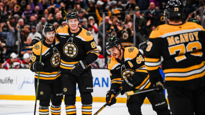 Elias Lindholm visade vägen för Boston Bruins i hemmapremiären