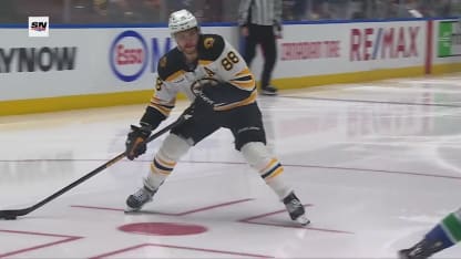 Pastrnak contourne la cage et compte