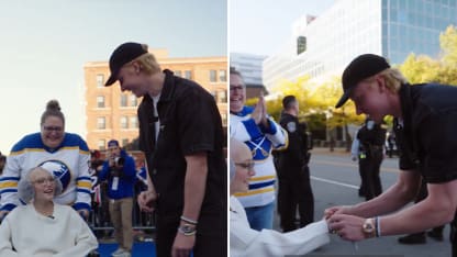Rasmus Dahlin med speciell gäst på Buffalo Sabres röda matta