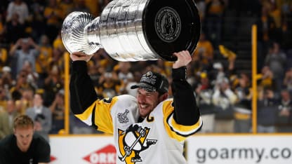 Crosby_lifts_2017StanleyCup