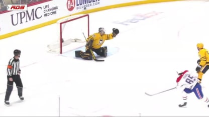 Alexandre Texier marque un but c. les Penguins de Pittsburgh