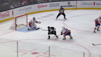 NYI@LAK: Sorokin with a great save against Adrian Kempe
