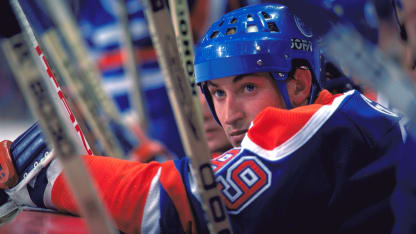 Gretzky_up_close_on_bench