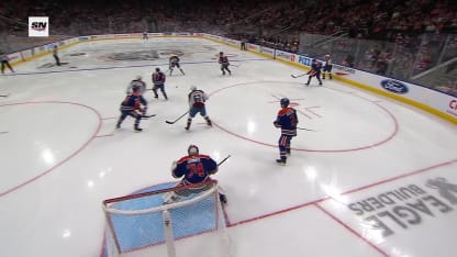 Skinner sort la mitaine devant Lehkonen