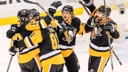 Bonino-2016-SCF-Game-1-goal-celebration