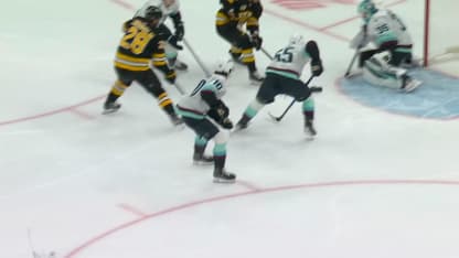 SEA@BOS: Khusnutdinov marque un but contre Joey Daccord