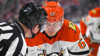 KAHDEN HATUN NÄYTÖS