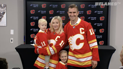 Backlund firmó contrato con Flames y fue nombrado capitán
