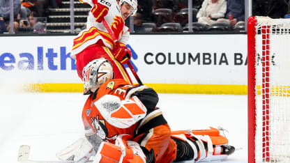 CGY@ANA: Frost scores goal against Ville Husso