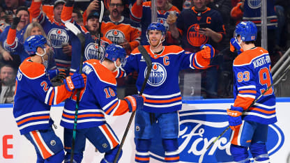 Nytt karriärsbästa för McDavid förlängde poängsviten till 18 matcher