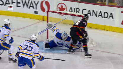 BUF@CGY: Luukkonen effectue un bel arrêt contre Joel Farabee