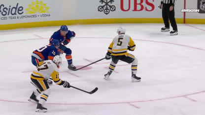 PIT@NYI: Schenn scores goal against Arturs Silovs