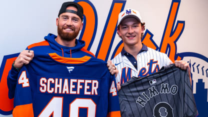 New York Islanders top pick Matthew Schaefer throws out first pitch at Mets game