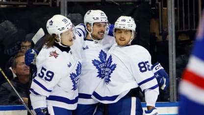 Matthews anota dos goles y ayuda a Toronto a cerrar gira con éxito