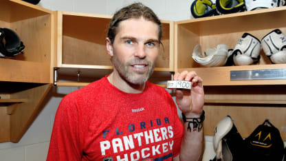 Jagr_1900pts_puck