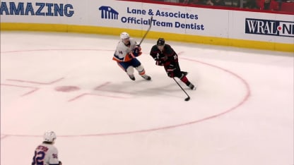 NYI@CAR: Sorokin effectue un bel arrêt contre Seth Jarvis