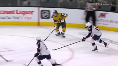 Smith fait dévier le tir de Hutton