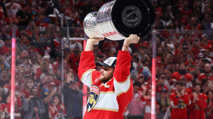 Barkov lyfter Cupen igen