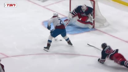 COL@WPG: Hellebuyck with a great save against Nathan MacKinnon