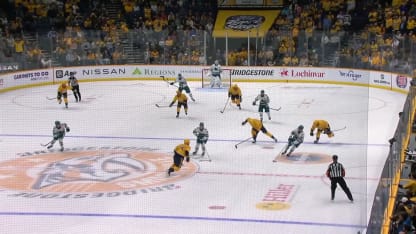 Celebrini compte dans une cage déserte