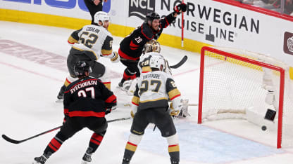 Aho trouve la lucarne et soulève la foule