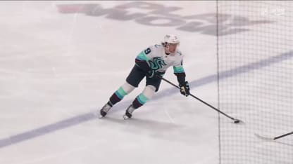 McCann surprend Hellebuyck de loin