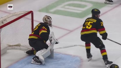 Darren Raddysh with a But vs. les Canucks de Vancouver