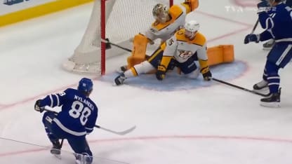 Passe sublime de Knies à Nylander